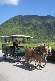 Pferdekutschenfahrt mit Planenwagen in Rottach-Egern 